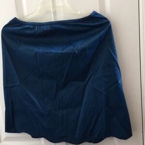 Vanity fair half slip medium